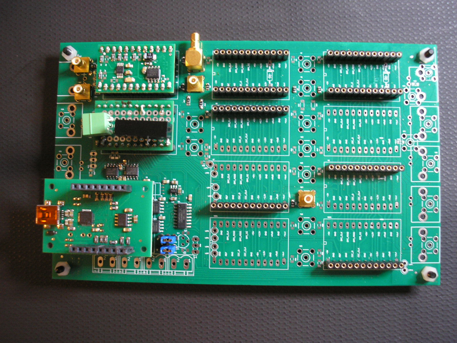 analog::blocks Baseboard partially populated with plug-in modules