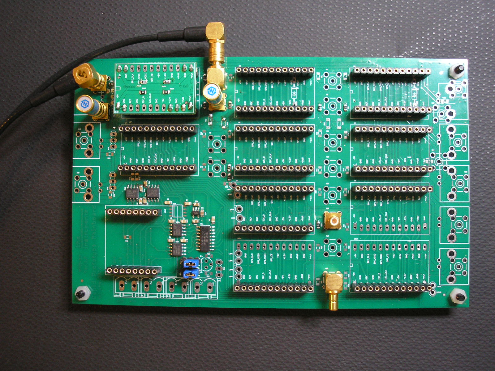 analog::blocks Baseboard with a Transmission Line Board connected by two coaxial cables for signal integrity testing