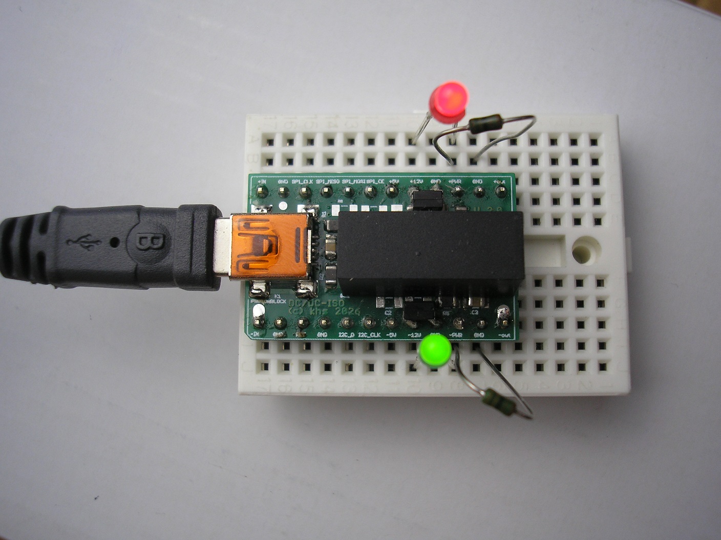 analog::blocks USB ±12 V DC/DC Module on a breadboard powering two LEDs